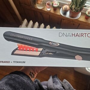 DNA HAIRTOOLS Infrared Hair Straightener - Black